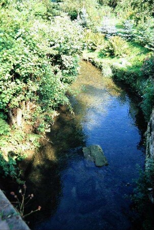 Bachlauf im Dorf