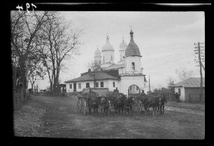 Odobești (=Rumänien): "Kirche in Odobești", im Vordergrund Zweispänner mit Leiterwagen