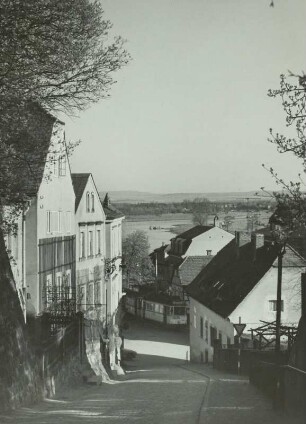 Dresden-Wachwitz. Blick über den Dorfplatz auf die Elbe mit dem Hosterwitzer Ufer
