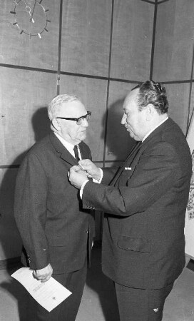 Verleihung des silbernen Ehrenzeichens der Bundesverkehrswacht an Rektor i.R. Wilhelm Schultis.