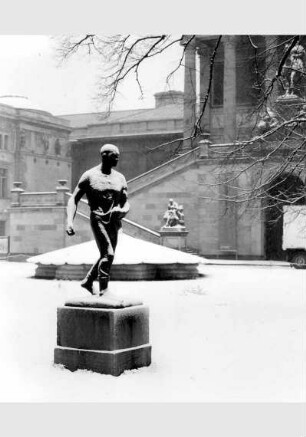 Schneebedeckte Plastik von Constantin Meunier "Der Sämann" vor der Nationalgalerie