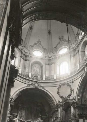 Vilnius. Klosterkirche. Innenansicht, Blick in die Kuppel