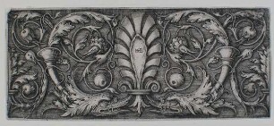 Querfüllung mit grottesken Mischwesen und Palmette