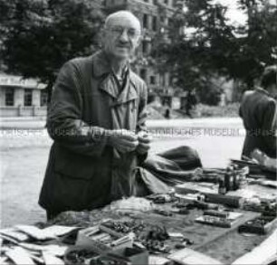 Marktstand mit Kurzwaren am Wittenbergplatz