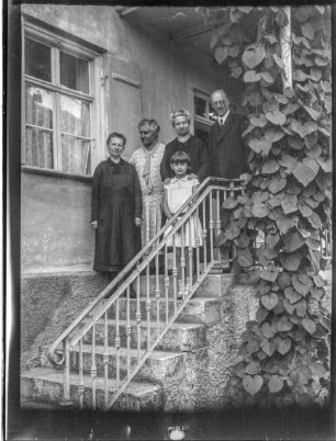 Füssen, Gruppe von 5 Leuten auf Treppe