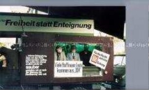 Anachronistischer Zug, Bonn am 5. Oktober 1980 - Demonstranten im LKW mit Transparenten "Mit uns für Freiheit statt Enteignung"