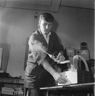 TuR USI 3/ USI 4 : Dresden-Übigau, Overbeckstraße 48. VEB Transformatoren- und Röntgenwerk "Hermann Matern" Dresden. Laborant (?) mit Ultraschallinhalationsgerät (Modell USI 3 oder USI 4) beim Funktionstest