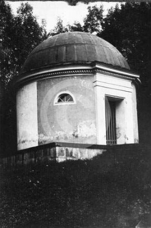 Mausoleum der Familie v. Vietinghoff im Schlosspark Marienburg