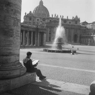 Rom, Petersplatz (Piazza San Pietro), Blick aus den Kolonnaden über den Platz mit Brunnen auf den Petersdom