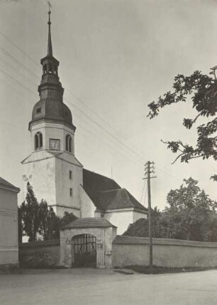 Lausa, Dorfkirche von Südwesten mit Kirchhofmauer