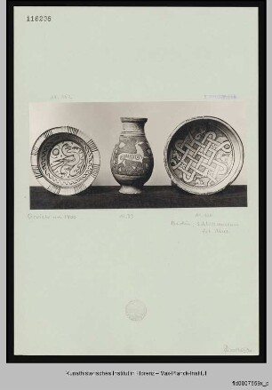 Zwei Schüsseln und ein Krug mit figürlichem und ornamentalem Dekor