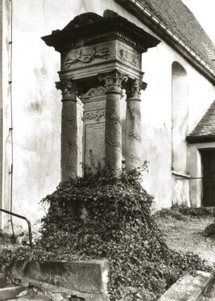 Grabdenkmal. Sandstein. M. 19. Jh. Großharthau-Bühlau, Kirchhof Bühlau