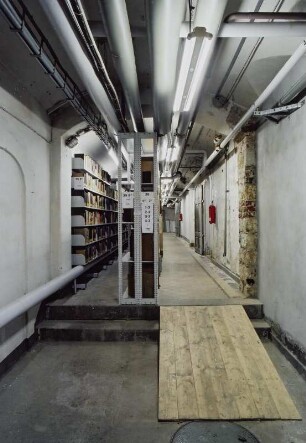 Sächsische Landesbibliothek - Staats- und Universitätsbibliothek Dresden. Zentralbibliothek (ehem. Landesbibliothek). Kellergeschoss. Gang mit Heizungsrohren und Kabeltrasse. Mitnutzung durch Abteilung Benutzung als Magazin : Dresden-Neustadt, Marienallee 12. Sächsische Landesbibliothek - Staats- und Universitätsbibliothek Dresden. Zentralbibliothek (ehem. Landesbibliothek). Kellergeschoss. Gang mit Heizungsrohren und Kabeltrasse. Mitnutzung durch Abteilung Benutzung als Magazin