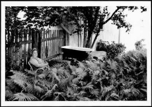 Oma im Garten