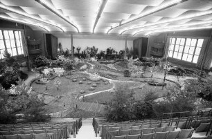 Freiburg: Stadthalle, Blumen- und Gartenausstellung, Gesamtanlage in der Stadthalle, von oben