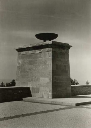 Weimar. Nationale Gedenkstätte Buchenwald auf dem Ettersberg. Straße der Nationen. Pylon mit Flammenschale "Rumänien"