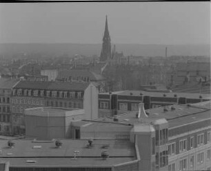 Dresden-Neustadt. Blick vom Hochhaus (Sächsische Staatsbank, später Verwaltungsgebäude der Dresdner Verkehrsbetriebe) nach Nordosten über die Neubauten am Albertplatz zur Martin-Luther-Kirche : Dresden-Neustadt, Dentalkosmetik