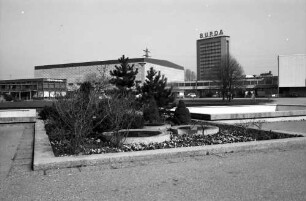 Offenburg: Ausstellungsgelände mit Oberrheinhalle; Vordergrund Blumeneinfassung