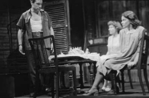 Szenenbilder aus dem Drama "Endstation Sehnsucht" von Tennessee Williams am Schlossparktheater Berlin-Steglitz : Szene mit Marianne Hoppe als Blanche DuBois (Mitte) und Angelika Hauff als Stella Kowalski (rechts)