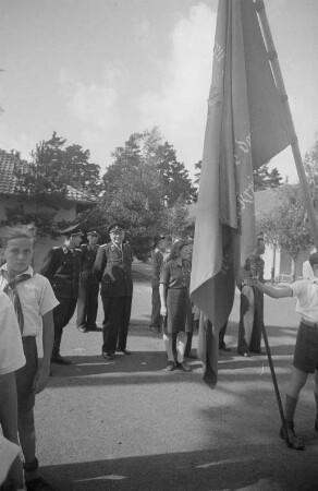 1. Zentrales Pionierlager "Georgi Dimitroff" in Prora auf Rügen : Blick auf Funktionäre während eines Appells