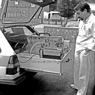Bad Oldesloe: Notarzt: neues Einsatzfahrzeug mit EKG und Beatmungsgerät, rechts medizinisches Personal