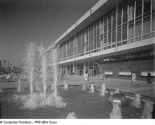 Dresden. Kulturpalast, Eingangsseite mit Springbrunnen