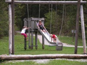 Inzell, Bayern, Kinder am Waldspielplatz Schmelzerbach