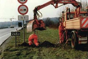 STVO-Zeichen, Montage, Fahrbahn Stuttgart - Karlsruhe.