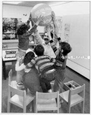 Sprecherzieher spielt mit Kindern (Altersgruppe 14-17)