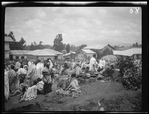 Addis Abeba (Äthiopien): Menschenmenge auf einem Platz zwischen niedrigen Häusern ("der Markt")