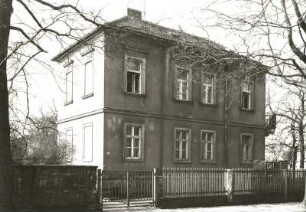 Dresden-Neustadt, Nordstraße 3 / Ecke Radeberger Straße. Wohnhaus (1851/1900). Straßenansicht mit Einfriedung