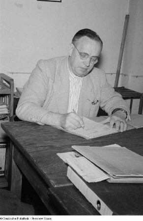 Porträt von Walter Burghardt (Geschäftsführer der Genossenschaft für das Damenbekleidungshandwerk)
