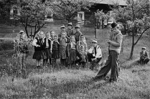 Rumänien. Maramures. Kinder in Trachten auf einem Friedhof