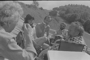 Čičmany. Akt-Pleinair 1980. von links nach rechts: Günther Rössler, Eva Mahn (Fotografin), Peter Söllner (Fotograf aus Leipzig), Volkhard Wilhelm (Fotograf aus Berlin), Roger Rössing (Fotograf aus Leipzig) während einer Besprechung