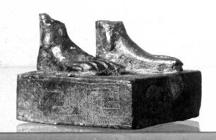 Quaderförmige Basis mit den Füßen einer verlorenen Kurosstatuette