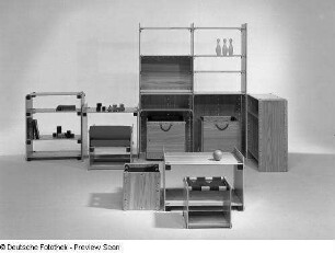 Regale, Schreibtisch, Spielzeugkisten und Hocker : Leipziger Herbstmesse, 1972. Kinderzimmermöbel. Kunststoff, Textiles (1972; Hochschule für Kunst und Design Halle (Burg Giebichenstein)). Ansicht mit Regalen, Schreibtisch, Spielzeugkisten und Hockern