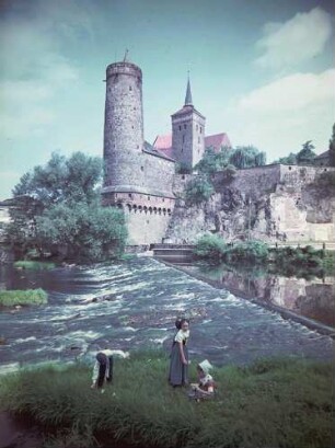 Deutschland. Bautzen. Spree. Alte Wasserkunst. Sorbische Trachten