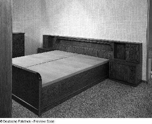 Doppelbett mit Nachtschränken