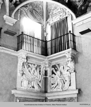 Stuckdekoration mit Putti und Waffenembleme im Salone des Palazzo Orlandini del Beccuto ausgemalt von Pietro Dandini - decorazione di stucco nel salone Palazzo Orlandini del Beccuto affrescato da Pietro Dandini