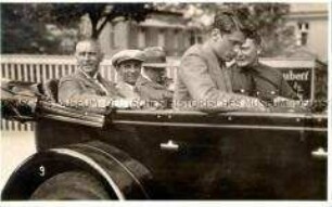 Adolf Hitler mit Frick, Goebbels und Göring im Auto