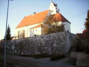 Ansicht von Norden mit Kirche (Langhaus Neubau 1752 auf Romanisch-Gotischem Vorgänger) über Kirchhofmauer (Wehrgang mit Steinbrüstung und Toranlage im 18 Jh abgetragen)