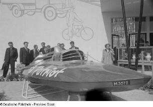 Rennboot "Patriot" der VEB Yachtwerft Berlin Köpenick und Besucher der Technischen Messe 1953