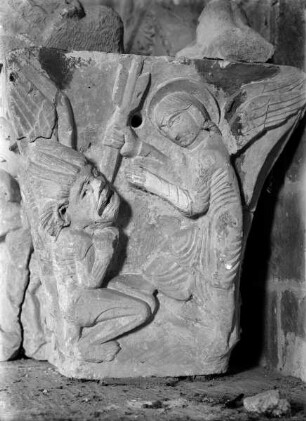 Vézelay, Fragment eines Figurenkapitells mit der Darstellung eines Engelkampfes