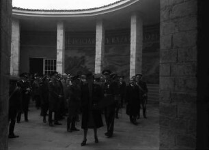 Chisinau: Der König auf der Ausstellung "Befreites Bessarabien", in der Ehrenhalle [Basarabia eliberata]