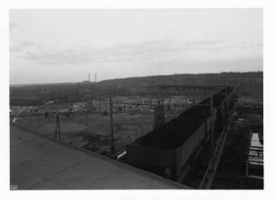 Industrie-Kraftwerk. Aufgeständerte Trasse der Grubenbahn am Kohlehochbunker mit Grubenbahnzug (Selbstentladewagen) : Lauta (Niederlausitz). Industrie-Kraftwerk. Aufgeständerte Trasse der Grubenbahn am Kohlehochbunker mit Grubenbahnzug (Selbstentladewagen)