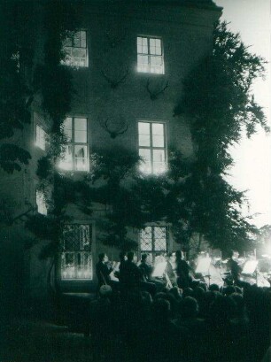 Berlin bei Nacht. Konzert vor dem Jagdschloss Grunewald