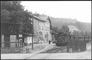 Bad Gottleuba-Berggießhübel. Bahnhof mit Eisenbahnzug : Bad Gottleuba-Berggießhübel. Bahnhof mit Eisenbahnzug