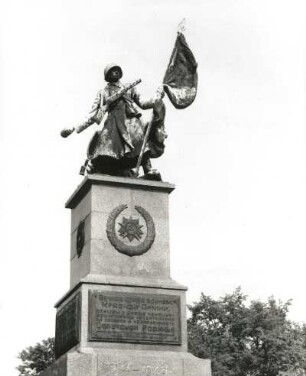 Denkmal der Roten Armee : Denkmal der Roten Armee. Granit, Bronzeguß (1946; O. Rost). Rotarmist mit Fahne. Dresden-Neustadt, Albertplatz