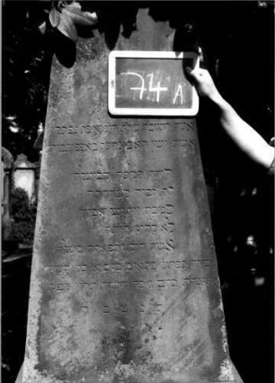 Grabstein 74 (Index: 100109949) Material: Sandstein Zustand: verwittert mit Textverlust Maße HxBxT: 200x72x34 cm Beschreibung: Obelisk, getreppter Sockel Steinmetz: Isenmann & Abele: Grabstein 74A