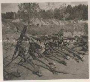 Wehrmachtssoldaten, Deutsche Truppen, Frankreichfeldzug, Zerstörte Waffen